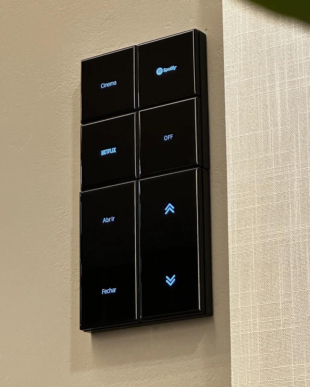 Teclado de parede WOW em vidro preto com as teclas Cinema, Spotify, Netflix, Abrir e Fechar iluminadas