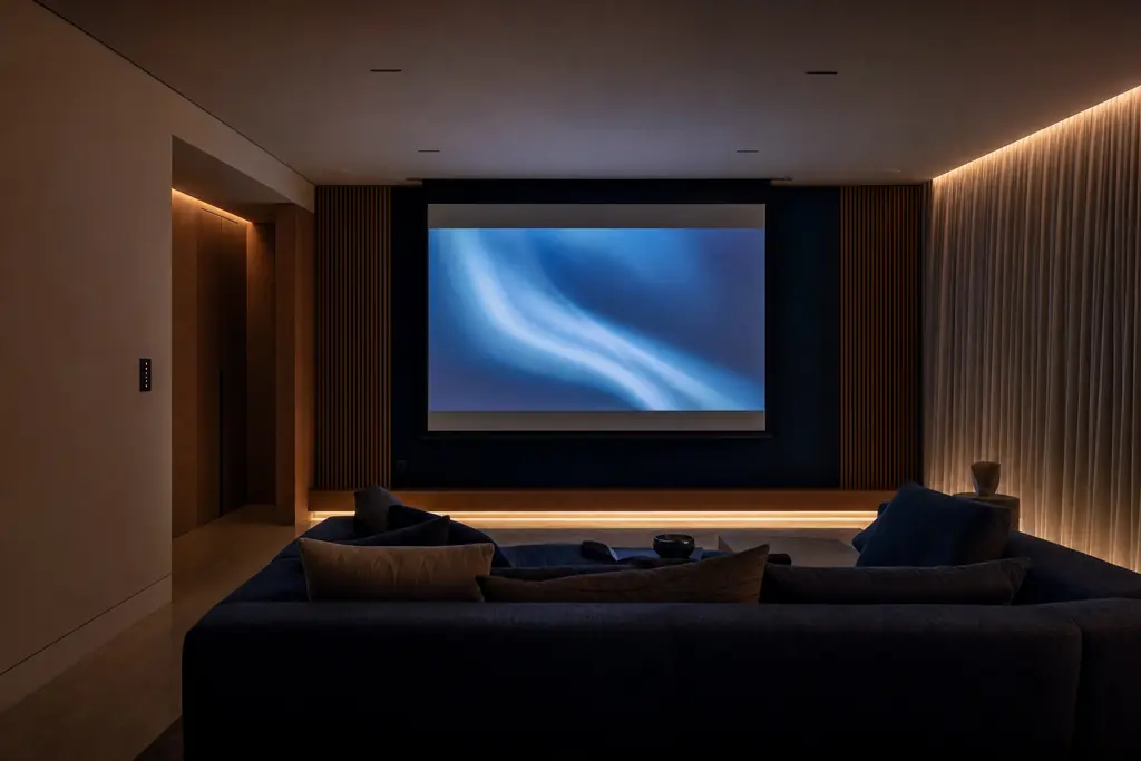 Sala transformada em cinema com a tela abaixada